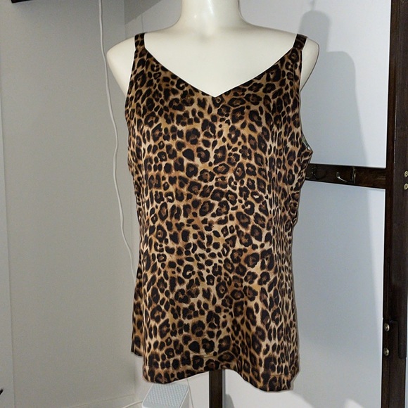 Reversible tank. Leopard print or flower pattern . V-neck or round neck. - Picture 3 of 8
